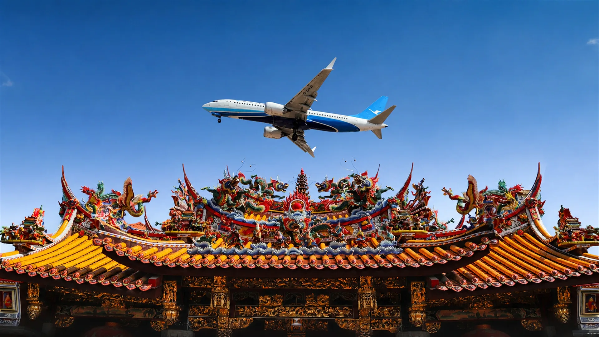 飞机掠过福建传统建筑